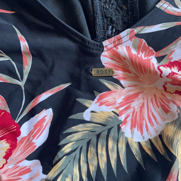 ROXY LIKE NEW ONE PIECE - Picture 6 of 6